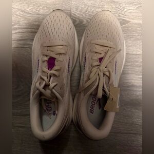 Brooks Women's Athletic Shoes size 7.5 - NWT